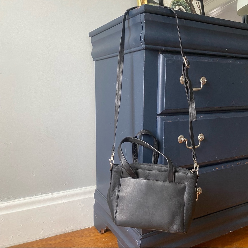 •Wilson’s leather adventure bound crossbody bag•